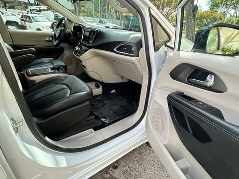 Used 2024 Chrysler Pacifica Touring-L image 30