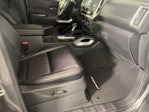 Used 2025 Nissan Frontier SL image 19
