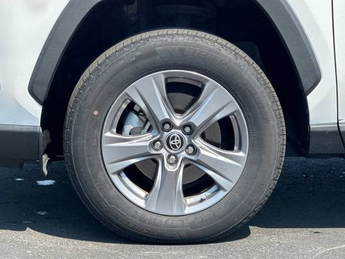 Used 2022 Toyota RAV4 LE AWD/4WD image 25