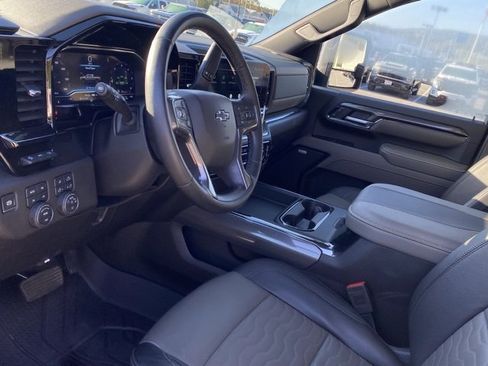 Used 2024 Chevrolet Silverado 2500 ZR2 w/ Technology Package image 12