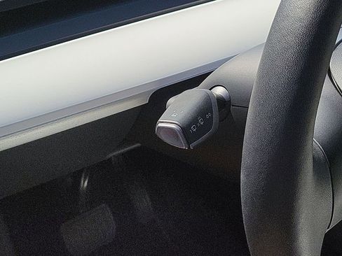 Used 2025 Tesla Model Y Long Range image 18