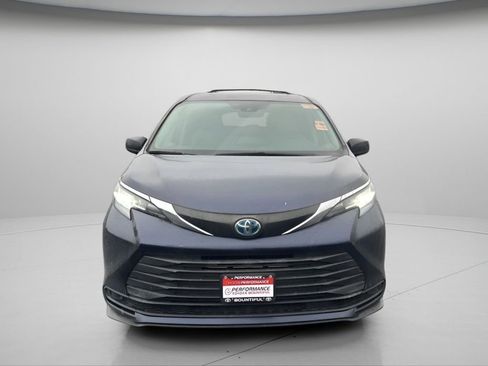 Used 2022 Toyota Sienna LE w/ LE Plus Package image 11