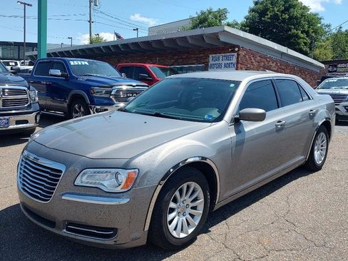 Used 2014 Chrysler 300 RWD image 7