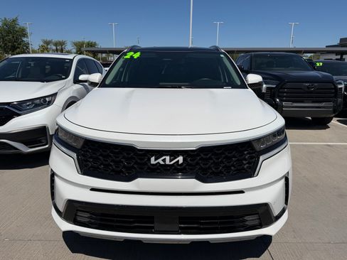 Certified 2024 Kia Sorento EX w/ Panoramic Sunroof Package AWD/4WD image 4