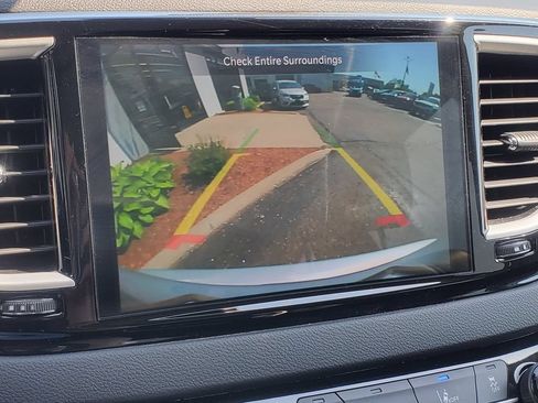 Used 2023 Chrysler Pacifica Touring-L FWD image 3