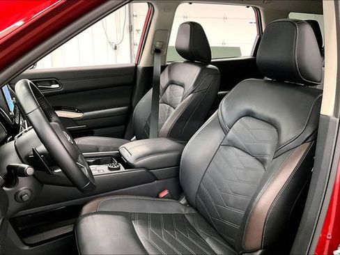 Used 2025 Nissan Pathfinder Platinum AWD/4WD image 24