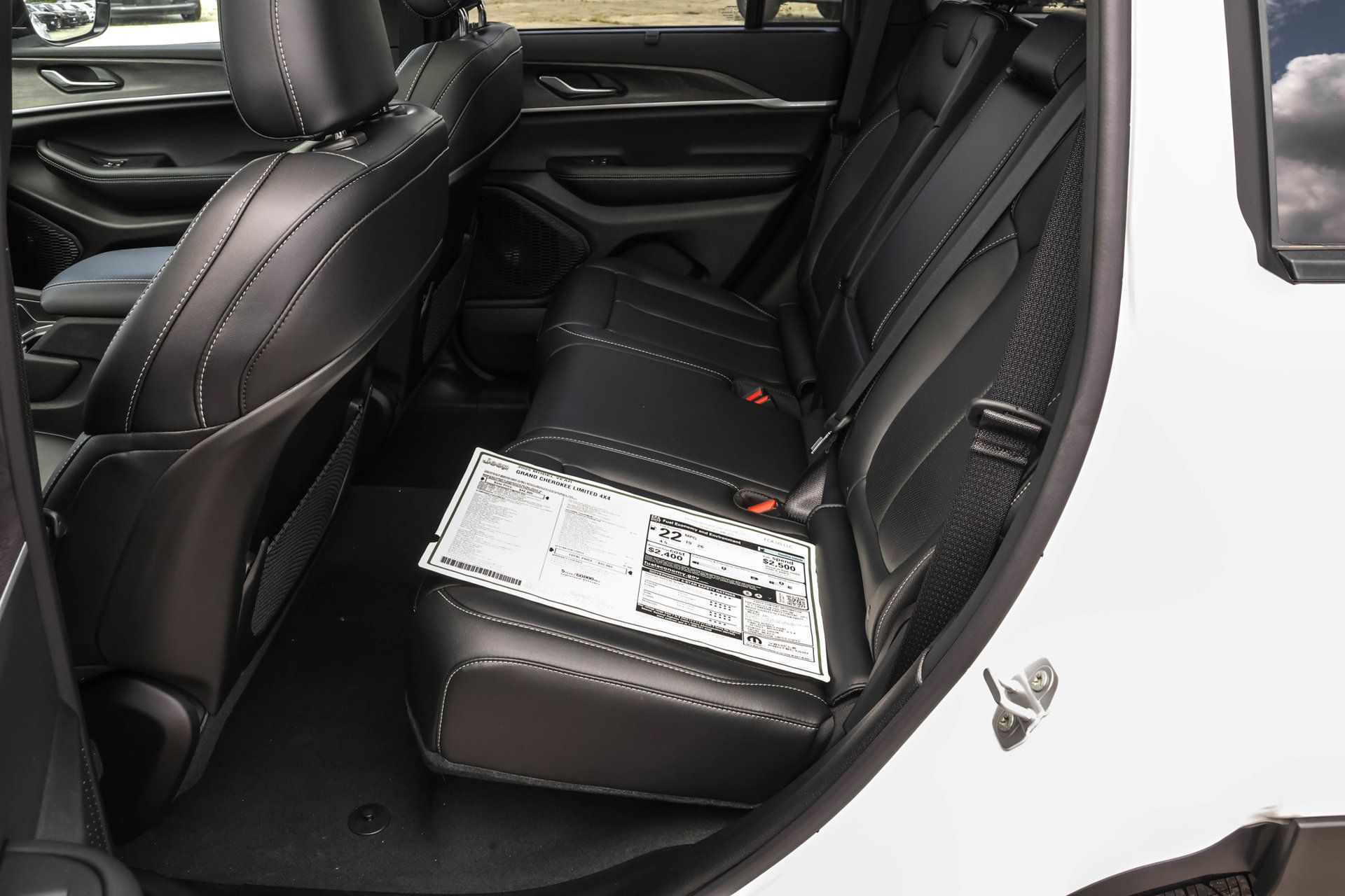 New 2025 Jeep Grand Cherokee Limited w/ Luxury Tech Group II AWD/4WD image 16