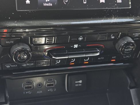 Used 2025 Jeep Grand Cherokee Laredo w/ Luxury Tech Group I RWD image 19