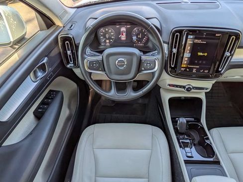 Used 2021 Volvo XC40 T4 Momentum w/ Premium Package FWD image 17