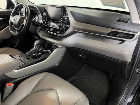 Used 2022 Toyota Highlander XLE image 25