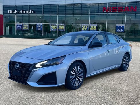 Used 2024 Nissan Altima 2.5 SV image 3