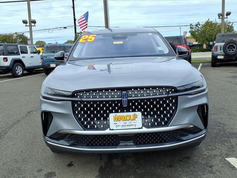 Used 2025 Lincoln Nautilus Premier image 2