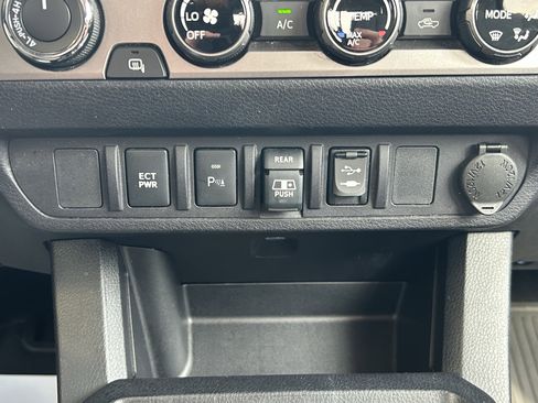 Certified 2018 Toyota Tacoma SR5 image 28