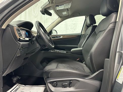 Used 2025 Volkswagen Atlas SE image 14