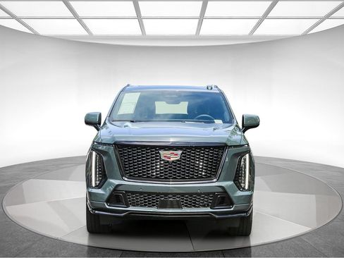 Used 2025 Cadillac Escalade ESV V AWD/4WD image 6