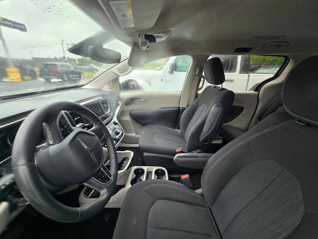 Used 2023 Chrysler Voyager LX FWD image 4