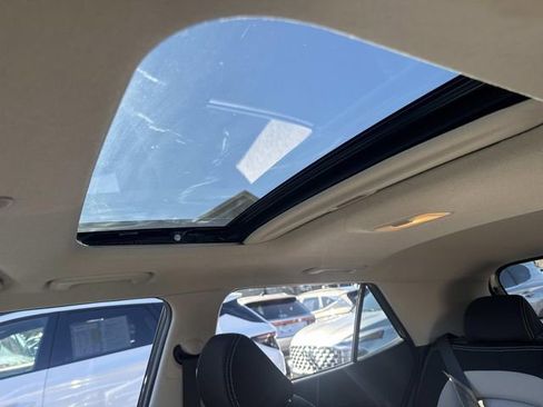 Used 2024 Hyundai Venue SEL image 21