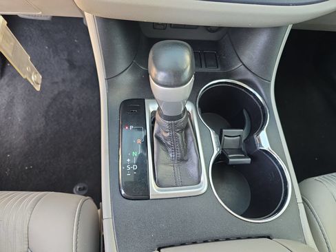 Used 2018 Toyota Highlander Plus FWD image 19