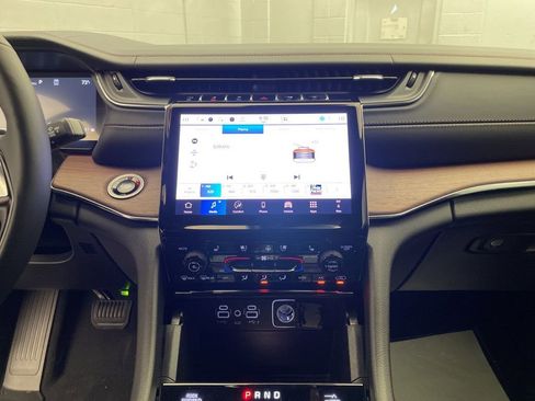 New 2025 Jeep Grand Cherokee Summit image 13