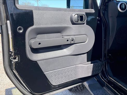 Used 2010 Jeep Wrangler Unlimited Sahara image 22