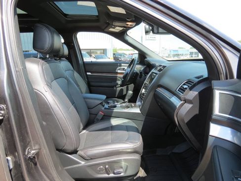 Used 2017 Ford Explorer Limited w/ Equipment Group 301A AWD/4WD image 9