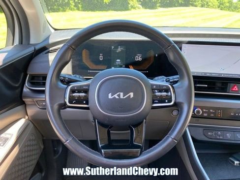 Used 2025 Kia Carnival FWD image 16