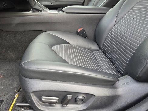 Used 2024 Toyota Camry SE image 12