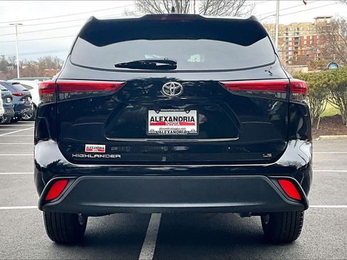 Used 2022 Toyota Highlander LE image 4
