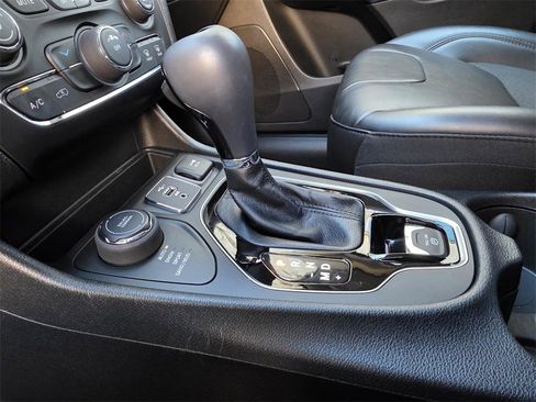 Used 2021 Jeep Cherokee Latitude Plus image 24