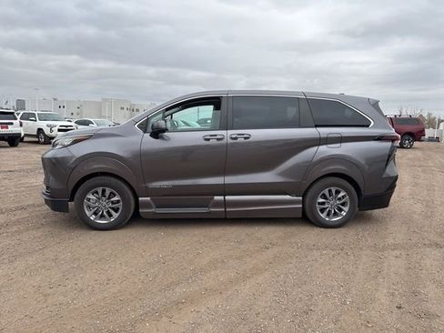 Used 2023 Toyota Sienna LE image 2