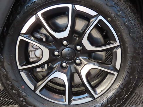 Used 2024 Jeep Compass Trailhawk image 7