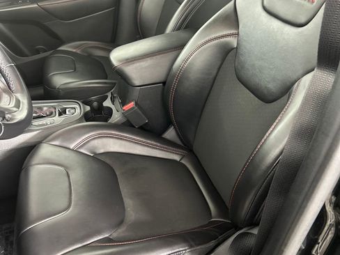 Used 2020 Jeep Cherokee Trailhawk image 12