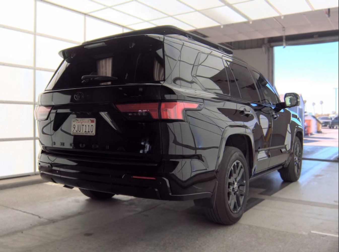 Used 2024 Toyota Sequoia Platinum AWD/4WD image 4