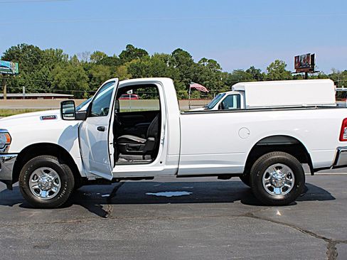 Used 2024 RAM 2500 Tradesman w/ Chrome Appearance Group AWD/4WD image 7