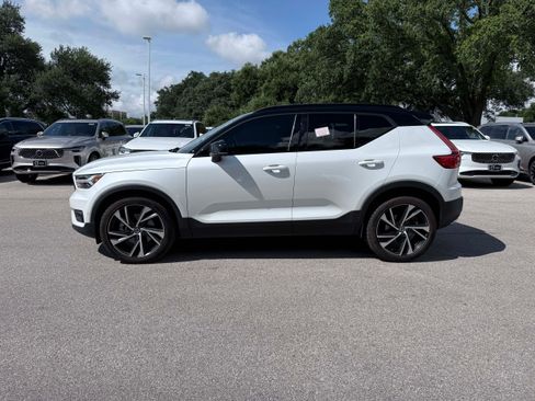 Used 2019 Volvo XC40 T4 R-Design FWD image 3