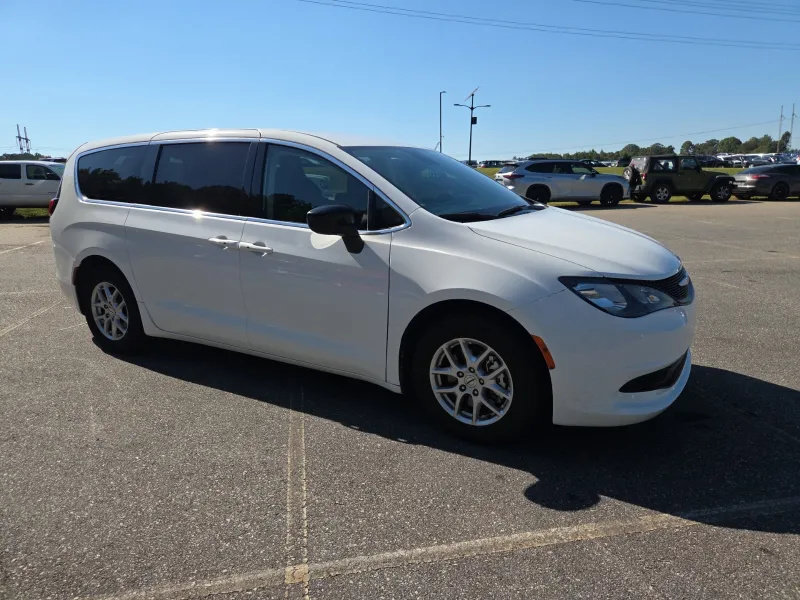 Used 2024 Chrysler Voyager LX FWD image 18