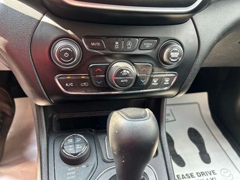 Used 2019 Jeep Cherokee Trailhawk AWD/4WD image 19