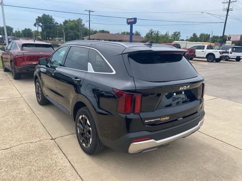 Used 2024 Kia Sorento S image 4