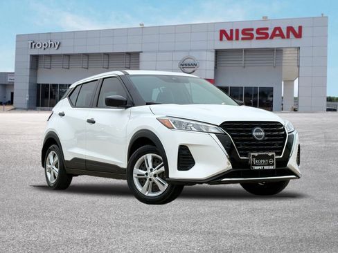 Used 2022 Nissan Kicks S image 1