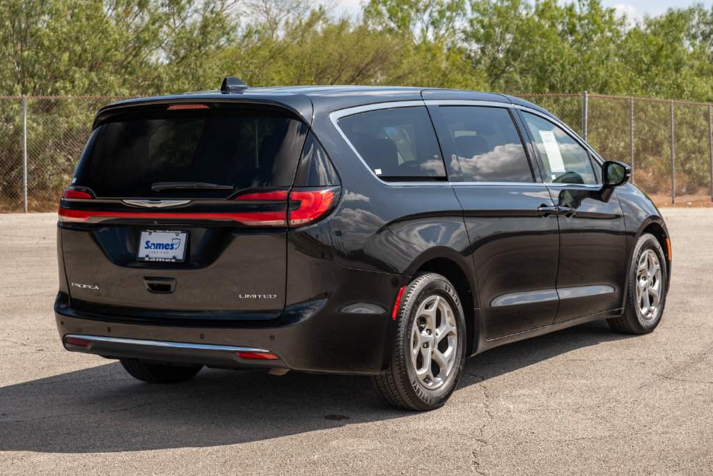 Used 2024 Chrysler Pacifica Limited FWD image 8