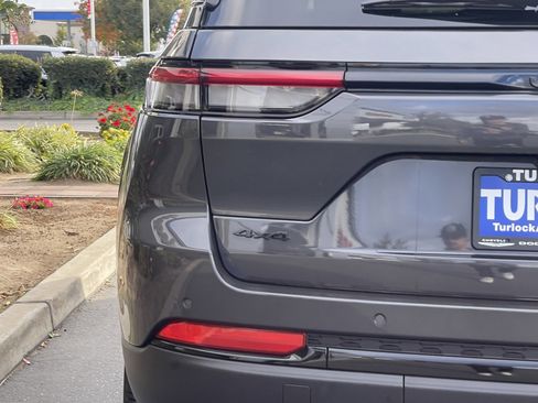 New 2025 Jeep Grand Cherokee Altitude image 11