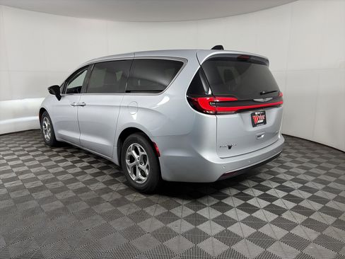 Used 2024 Chrysler Pacifica Limited image 15