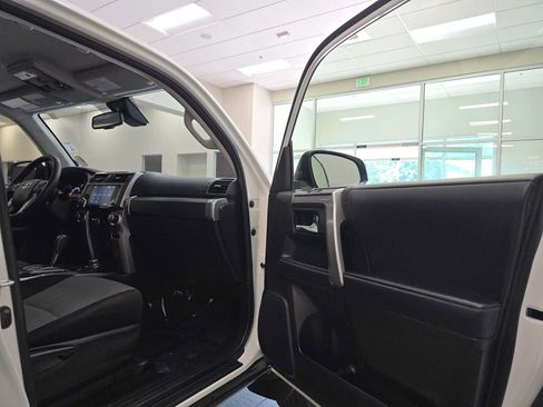 Certified 2022 Toyota 4Runner SR5 AWD/4WD image 27
