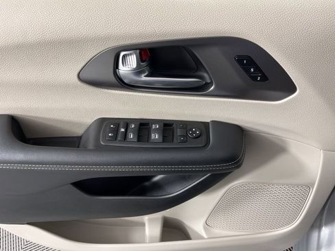 Used 2024 Chrysler Pacifica Touring-L image 31