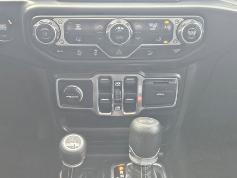 Used 2020 Jeep Wrangler Unlimited Sahara AWD/4WD image 14