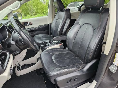 Used 2019 Chrysler Pacifica Touring-L FWD image 14