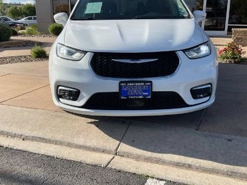 Used 2022 Chrysler Pacifica Touring-L FWD image 2