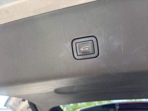 Used 2023 Chevrolet Traverse LT w/ Midnight/Sport Edition image 21