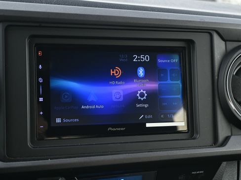 Used 2022 Toyota Tacoma TRD Sport w/ Technology Package image 31