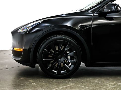 Used 2021 Tesla Model Y Long Range image 9